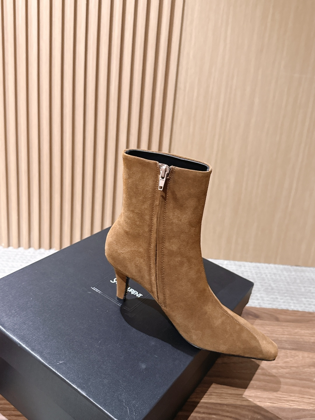 Saint Laurent 圣罗兰YSL简约风高奢质感经典小方头高跟短靴系列 小方头+细高跟+紧身靴筒,是YSL标志性的 Saint Laurent 圣罗兰YSL简约风高奢质感经典小方头高跟短靴系列 小方头+细高跟+紧身靴筒,是YSL标志性的
