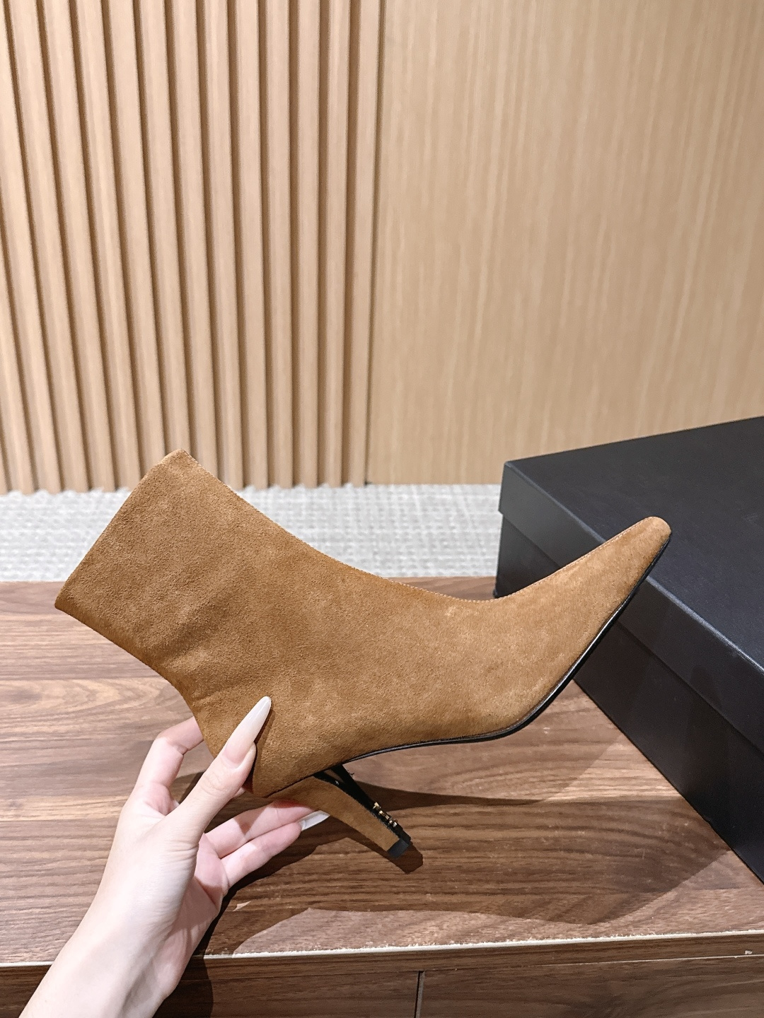 Saint Laurent 圣罗兰YSL简约风高奢质感经典小方头高跟短靴系列 小方头+细高跟+紧身靴筒,是YSL标志性的 Saint Laurent 圣罗兰YSL简约风高奢质感经典小方头高跟短靴系列 小方头+细高跟+紧身靴筒,是YSL标志性的