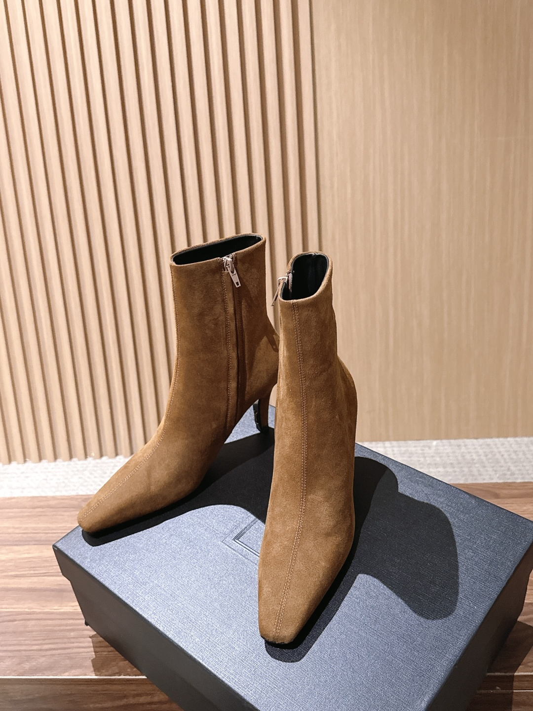 Saint Laurent 圣罗兰YSL简约风高奢质感经典小方头高跟短靴系列 小方头+细高跟+紧身靴筒,是YSL标志性的 Saint Laurent 圣罗兰YSL简约风高奢质感经典小方头高跟短靴系列 小方头+细高跟+紧身靴筒,是YSL标志性的