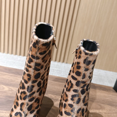 Saint Laurent 圣罗兰YSL简约风高奢质感经典小方头高跟短靴系列 小方头+细高跟+紧身靴筒,是YSL标志性的 Saint Laurent 圣罗兰YSL简约风高奢质感经典小方头高跟短靴系列 小方头+细高跟+紧身靴筒,是YSL标志性的