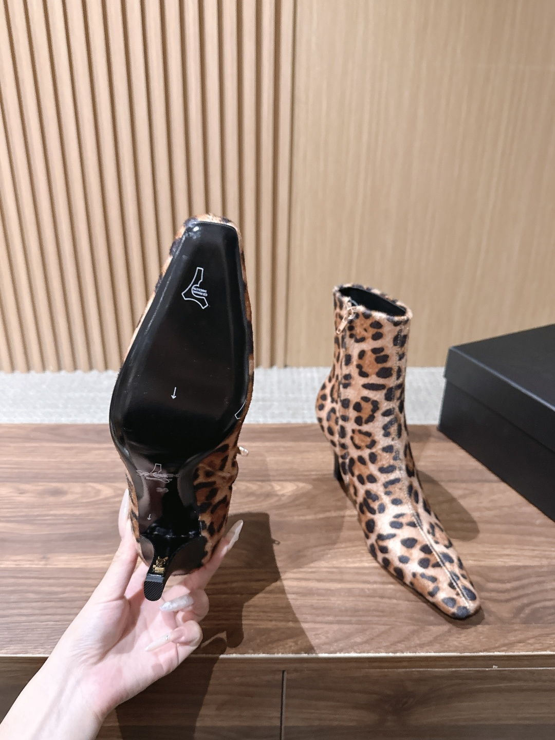 Saint Laurent 圣罗兰YSL简约风高奢质感经典小方头高跟短靴系列 小方头+细高跟+紧身靴筒,是YSL标志性的 Saint Laurent 圣罗兰YSL简约风高奢质感经典小方头高跟短靴系列 小方头+细高跟+紧身靴筒,是YSL标志性的