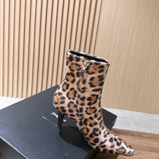 Saint Laurent 圣罗兰YSL简约风高奢质感经典小方头高跟短靴系列 小方头+细高跟+紧身靴筒,是YSL标志性的 Saint Laurent 圣罗兰YSL简约风高奢质感经典小方头高跟短靴系列 小方头+细高跟+紧身靴筒,是YSL标志性的