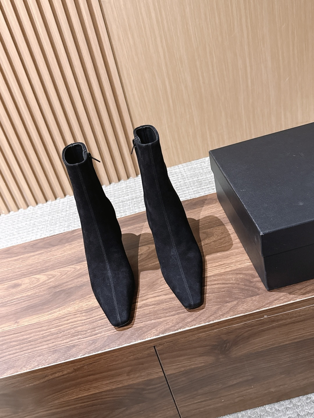 Saint Laurent 圣罗兰YSL简约风高奢质感经典小方头高跟短靴系列 小方头+细高跟+紧身靴筒,是YSL标志性的 Saint Laurent 圣罗兰YSL简约风高奢质感经典小方头高跟短靴系列 小方头+细高跟+紧身靴筒,是YSL标志性的