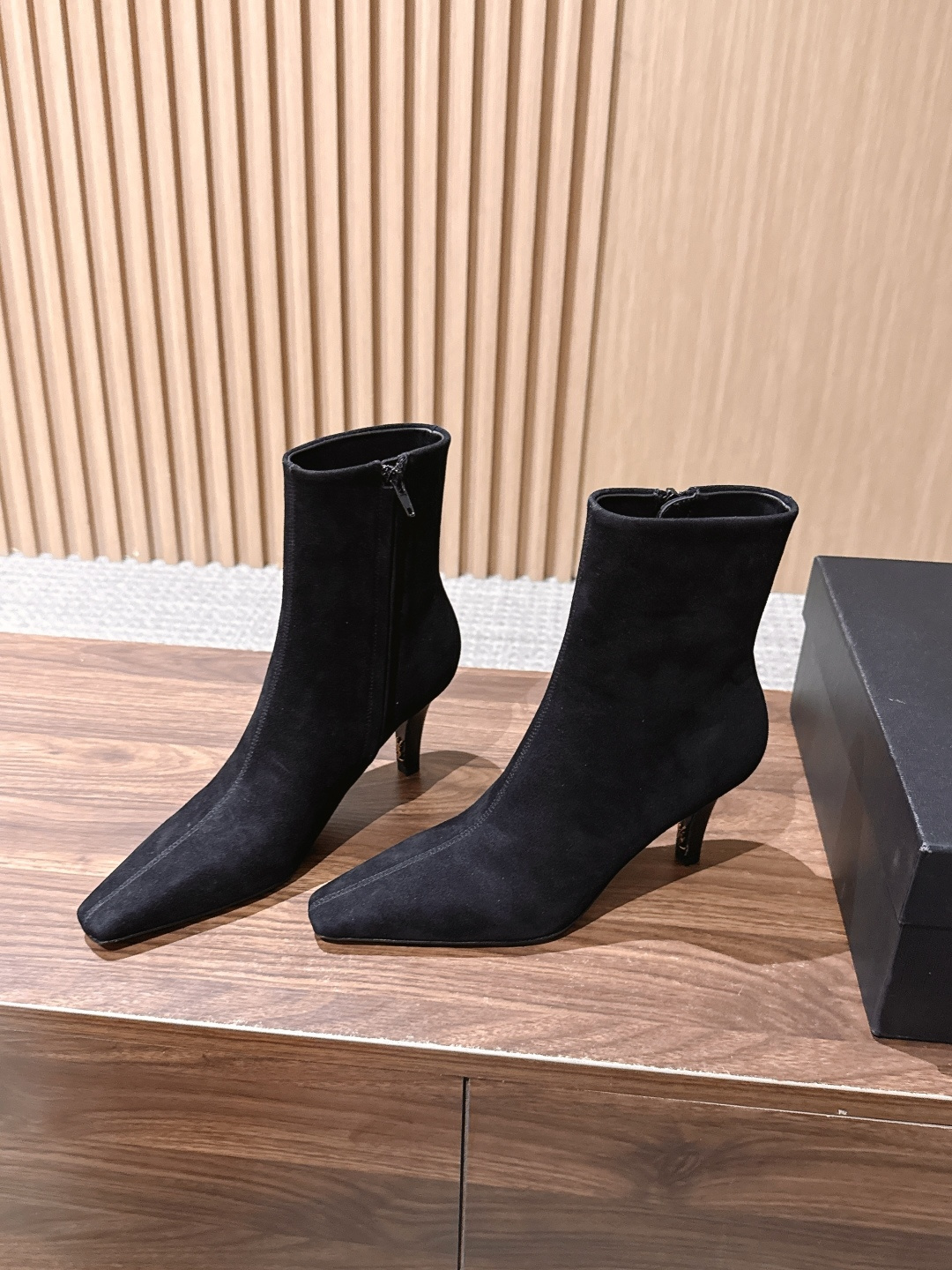 Saint Laurent 圣罗兰YSL简约风高奢质感经典小方头高跟短靴系列 小方头+细高跟+紧身靴筒,是YSL标志性的 Saint Laurent 圣罗兰YSL简约风高奢质感经典小方头高跟短靴系列 小方头+细高跟+紧身靴筒,是YSL标志性的