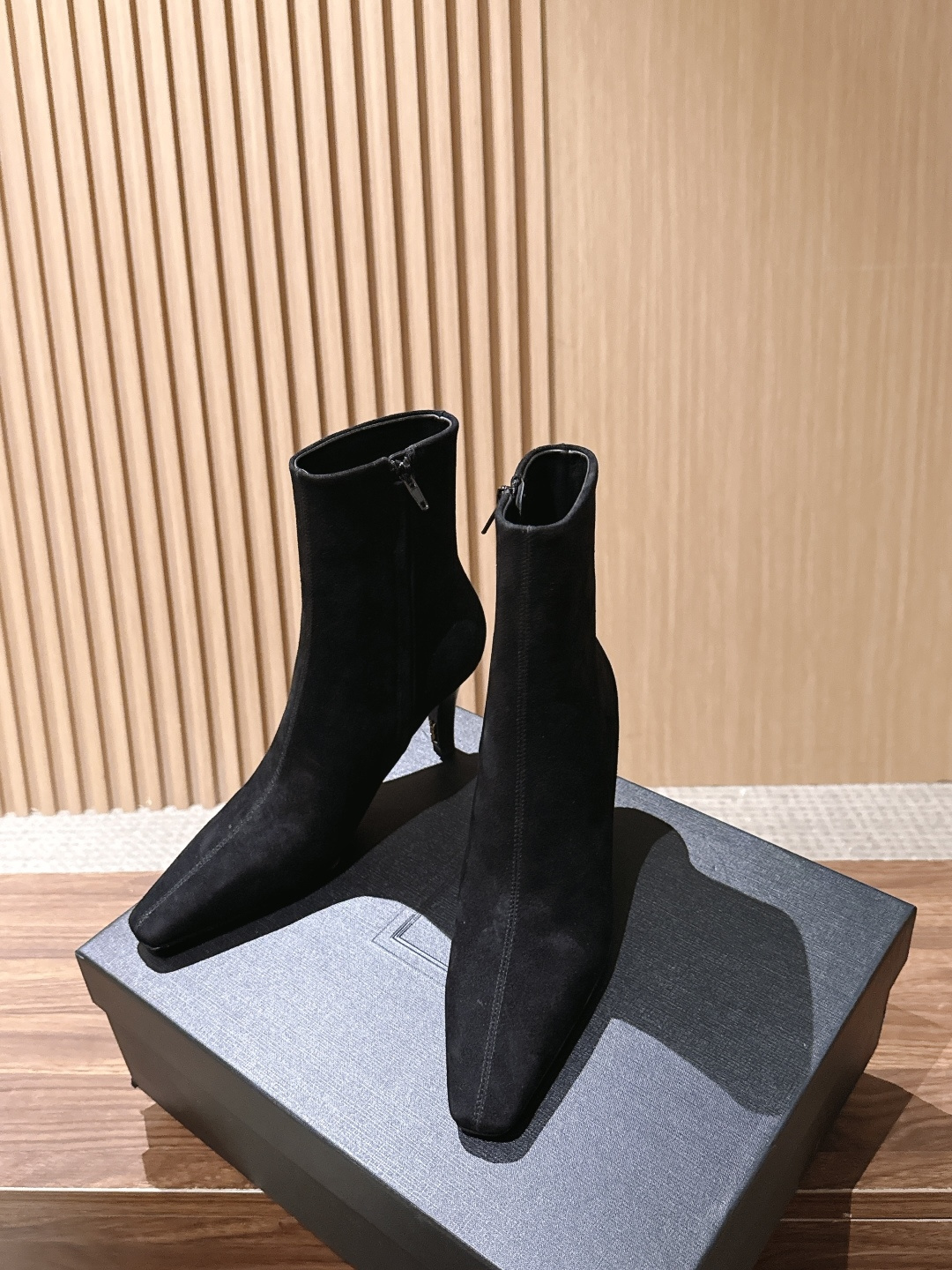 Saint Laurent 圣罗兰YSL简约风高奢质感经典小方头高跟短靴系列 小方头+细高跟+紧身靴筒,是YSL标志性的 Saint Laurent 圣罗兰YSL简约风高奢质感经典小方头高跟短靴系列 小方头+细高跟+紧身靴筒,是YSL标志性的