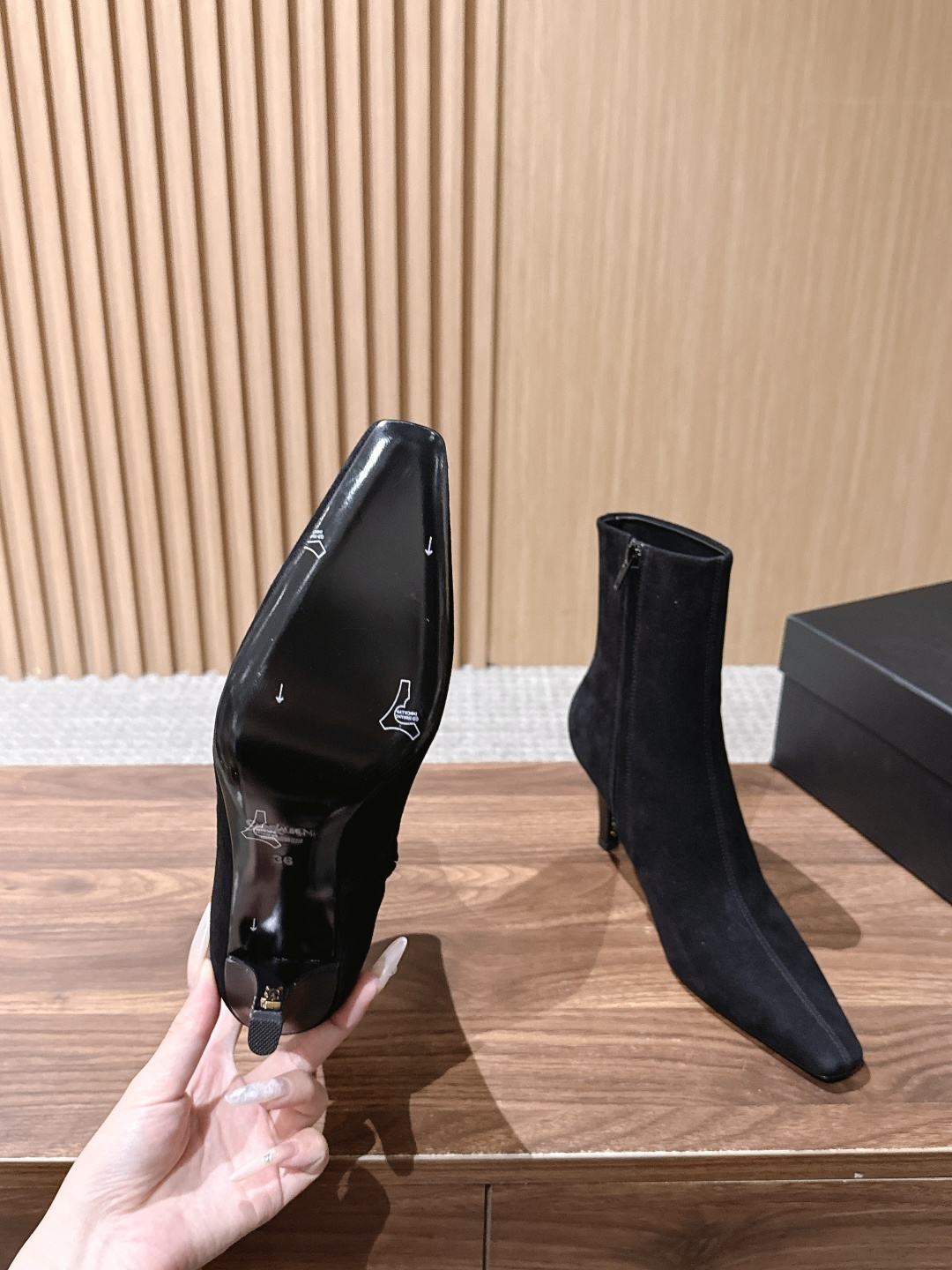 Saint Laurent 圣罗兰YSL简约风高奢质感经典小方头高跟短靴系列 小方头+细高跟+紧身靴筒,是YSL标志性的 Saint Laurent 圣罗兰YSL简约风高奢质感经典小方头高跟短靴系列 小方头+细高跟+紧身靴筒,是YSL标志性的