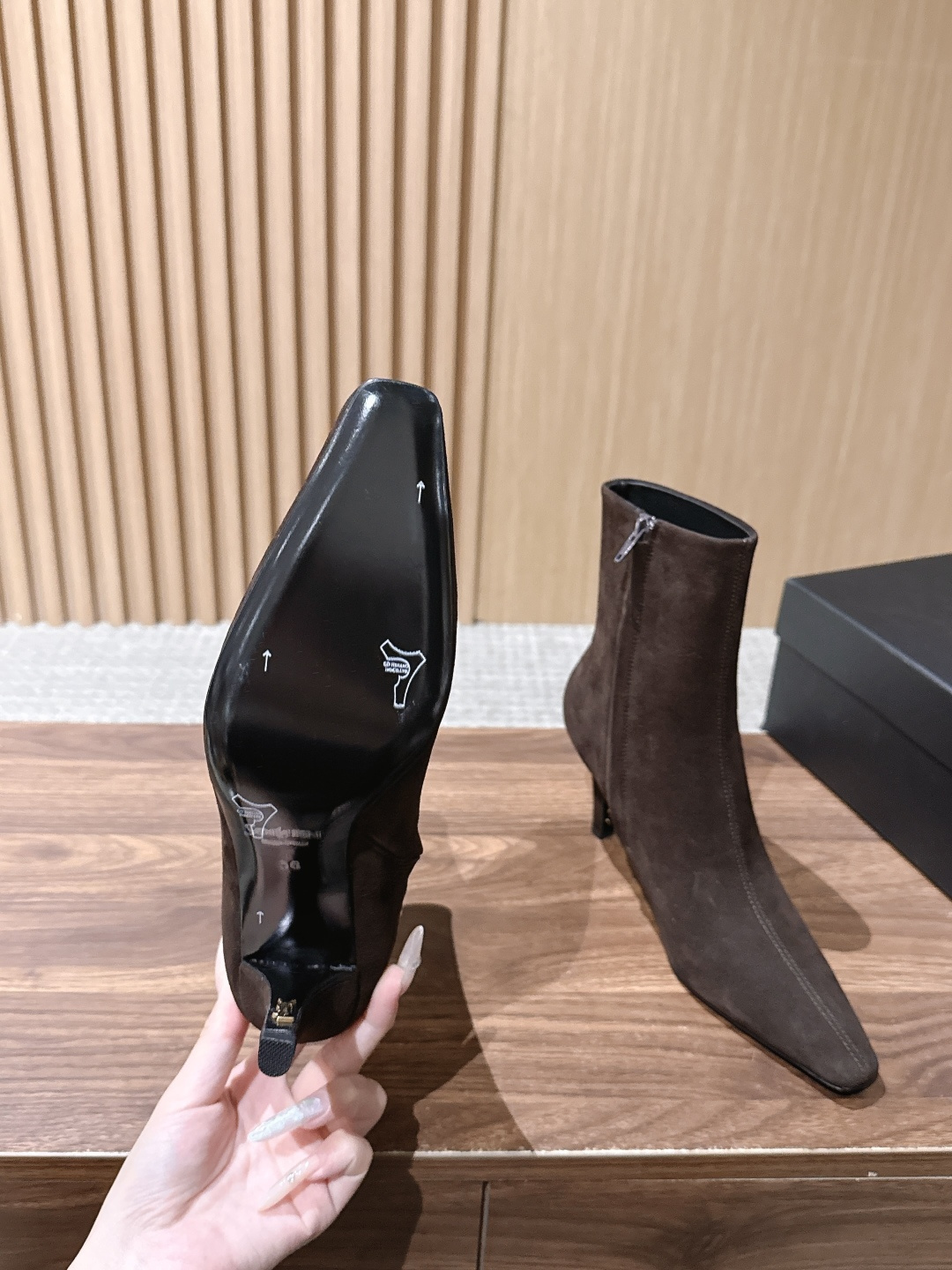 Saint Laurent 圣罗兰YSL简约风高奢质感经典小方头高跟短靴系列 小方头+细高跟+紧身靴筒,是YSL标志性的 Saint Laurent 圣罗兰YSL简约风高奢质感经典小方头高跟短靴系列 小方头+细高跟+紧身靴筒,是YSL标志性的