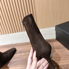 Saint Laurent 圣罗兰YSL简约风高奢质感经典小方头高跟短靴系列 小方头+细高跟+紧身靴筒,是YSL标志性的 Saint Laurent 圣罗兰YSL简约风高奢质感经典小方头高跟短靴系列 小方头+细高跟+紧身靴筒,是YSL标志性的