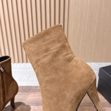 Saint Laurent 圣罗兰YSL简约风高奢质感经典小方头高跟短靴系列 小方头+细高跟+紧身靴筒,是YSL标志性的 Saint Laurent 圣罗兰YSL简约风高奢质感经典小方头高跟短靴系列 小方头+细高跟+紧身靴筒,是YSL标志性的