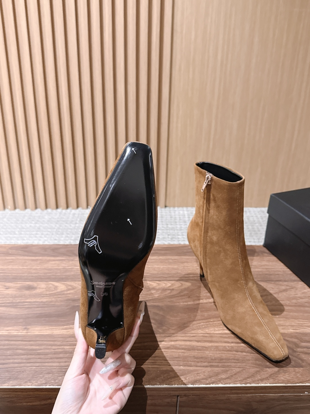 Saint Laurent 圣罗兰YSL简约风高奢质感经典小方头高跟短靴系列 小方头+细高跟+紧身靴筒,是YSL标志性的 Saint Laurent 圣罗兰YSL简约风高奢质感经典小方头高跟短靴系列 小方头+细高跟+紧身靴筒,是YSL标志性的