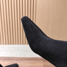Saint Laurent 圣罗兰YSL简约风高奢质感经典小方头高跟短靴系列 小方头+细高跟+紧身靴筒,是YSL标志性的 Saint Laurent 圣罗兰YSL简约风高奢质感经典小方头高跟短靴系列 小方头+细高跟+紧身靴筒,是YSL标志性的