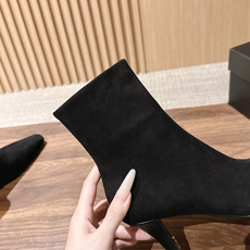 Saint Laurent 圣罗兰YSL简约风高奢质感经典小方头高跟短靴系列 小方头+细高跟+紧身靴筒,是YSL标志性的 Saint Laurent 圣罗兰YSL简约风高奢质感经典小方头高跟短靴系列 小方头+细高跟+紧身靴筒,是YSL标志性的