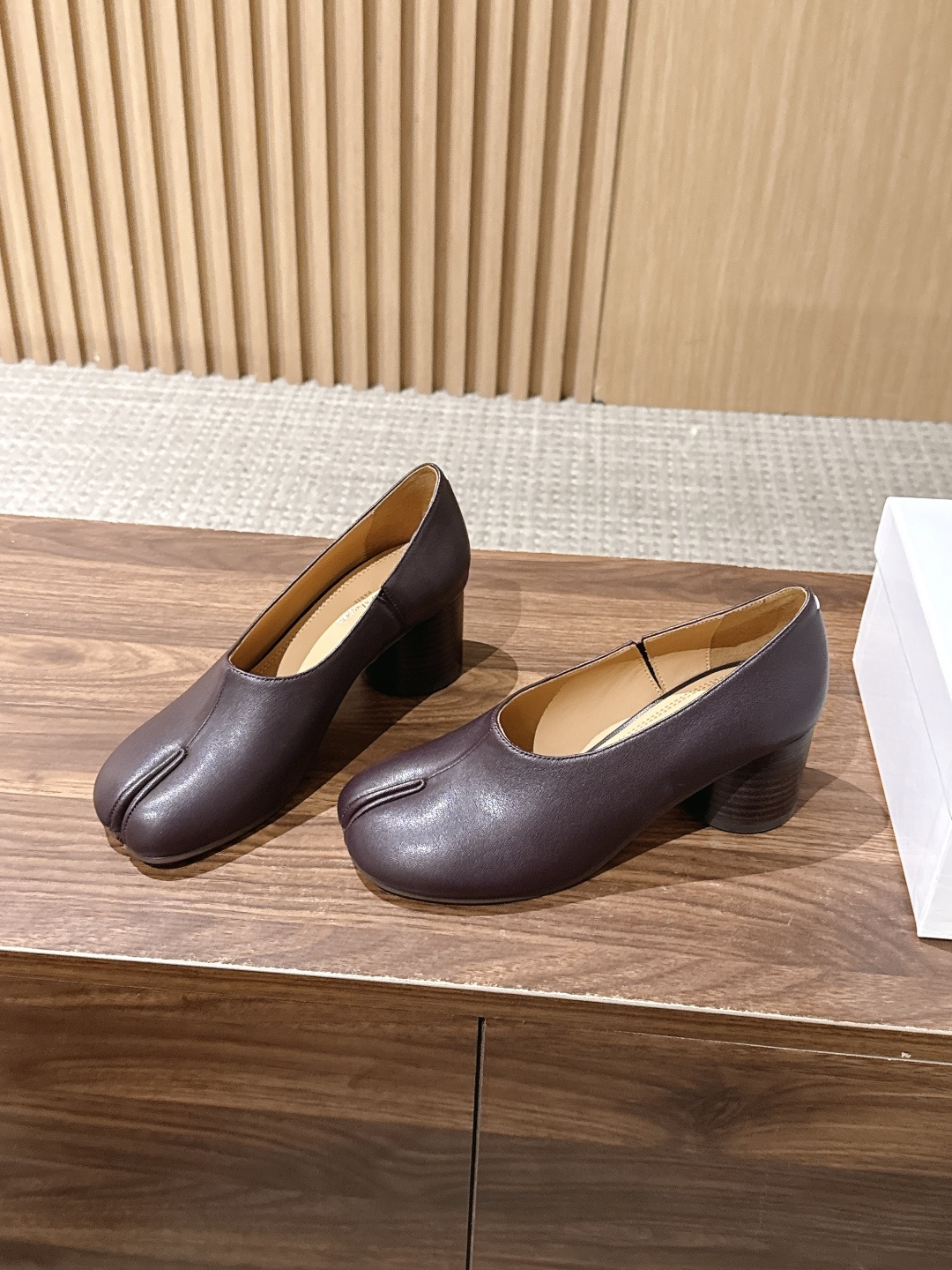 【莞产】Maison Margiela MM6 马吉拉Tabi粗跟分趾鞋 Maison Margiela秉持解构主义设计 【莞产】Maison Margiela MM6 马吉拉Tabi粗跟分趾鞋 Maison Margiela秉持解构主义设计