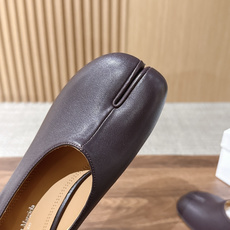 【莞产】Maison Margiela MM6 马吉拉Tabi粗跟分趾鞋 Maison Margiela秉持解构主义设计 【莞产】Maison Margiela MM6 马吉拉Tabi粗跟分趾鞋 Maison Margiela秉持解构主义设计