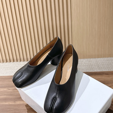 【莞产】Maison Margiela MM6 马吉拉Tabi粗跟分趾鞋 Maison Margiela秉持解构主义设计 【莞产】Maison Margiela MM6 马吉拉Tabi粗跟分趾鞋 Maison Margiela秉持解构主义设计