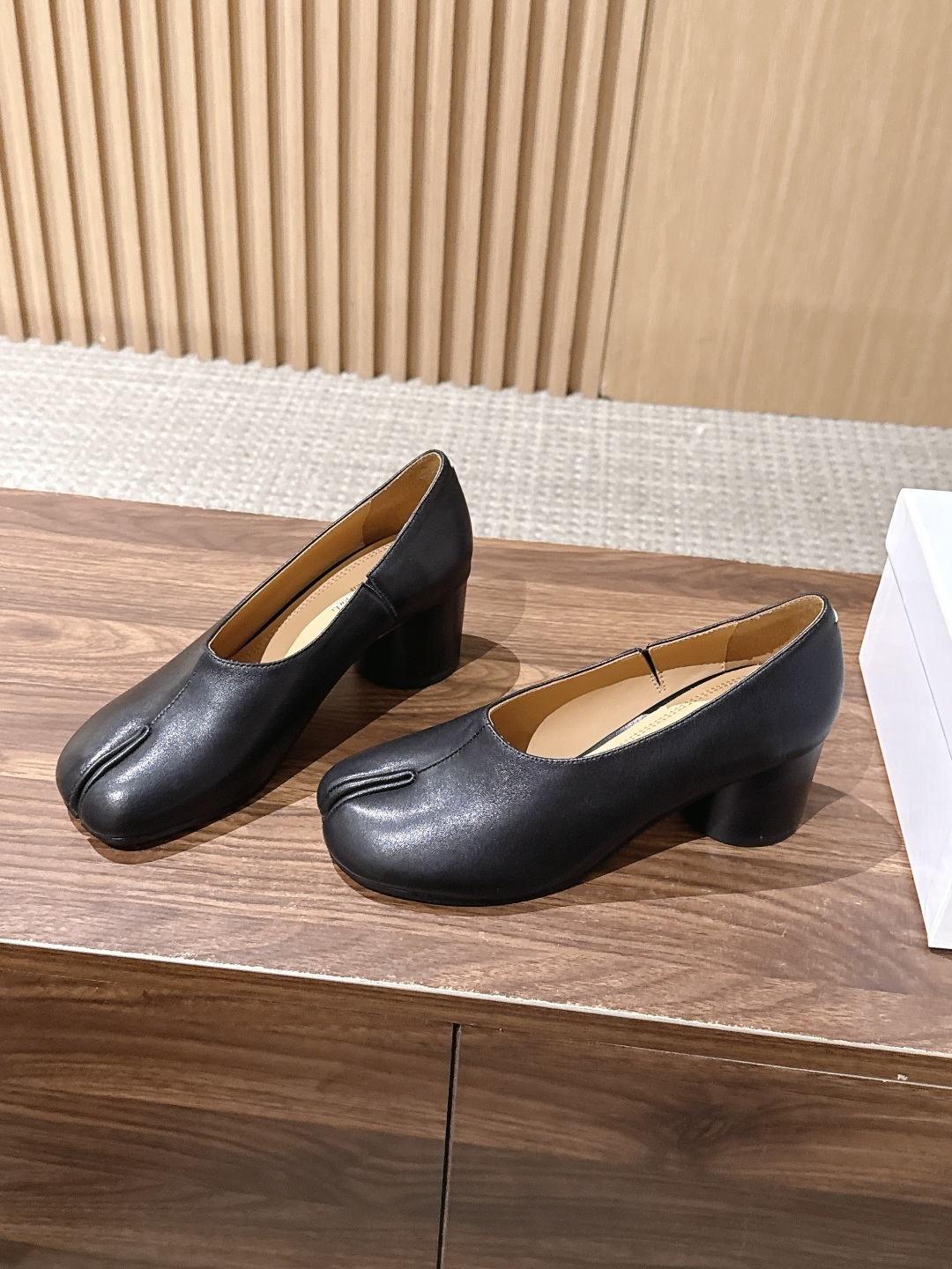 【莞产】Maison Margiela MM6 马吉拉Tabi粗跟分趾鞋 Maison Margiela秉持解构主义设计 【莞产】Maison Margiela MM6 马吉拉Tabi粗跟分趾鞋 Maison Margiela秉持解构主义设计