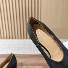 【莞产】Maison Margiela MM6 马吉拉Tabi粗跟分趾鞋 Maison Margiela秉持解构主义设计 【莞产】Maison Margiela MM6 马吉拉Tabi粗跟分趾鞋 Maison Margiela秉持解构主义设计