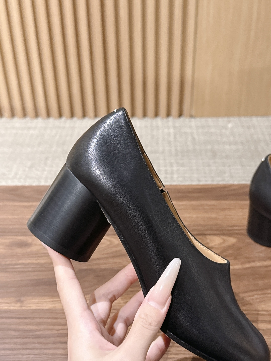 【莞产】Maison Margiela MM6 马吉拉Tabi粗跟分趾鞋 Maison Margiela秉持解构主义设计 【莞产】Maison Margiela MM6 马吉拉Tabi粗跟分趾鞋 Maison Margiela秉持解构主义设计
