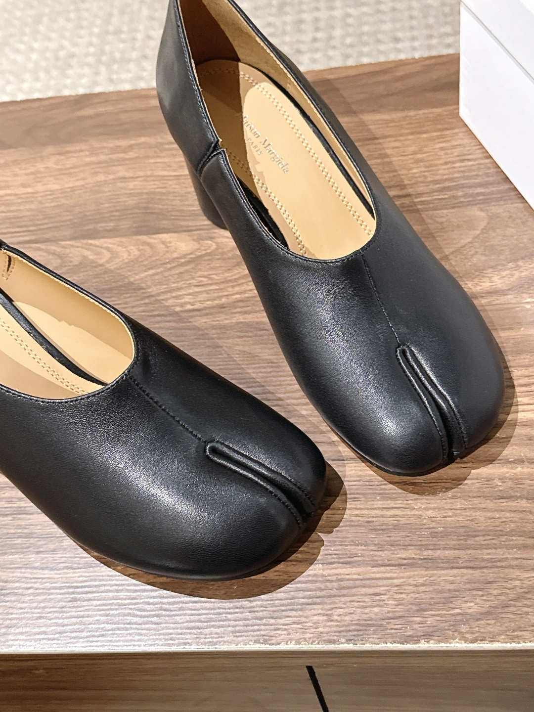 【莞产】Maison Margiela MM6 马吉拉Tabi粗跟分趾鞋 Maison Margiela秉持解构主义设计 【莞产】Maison Margiela MM6 马吉拉Tabi粗跟分趾鞋 Maison Margiela秉持解构主义设计