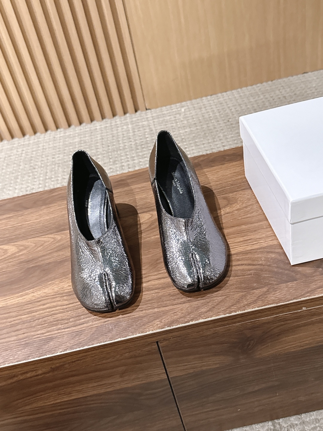 【莞产】Maison Margiela MM6 马吉拉Tabi粗跟分趾鞋 Maison Margiela秉持解构主义设计