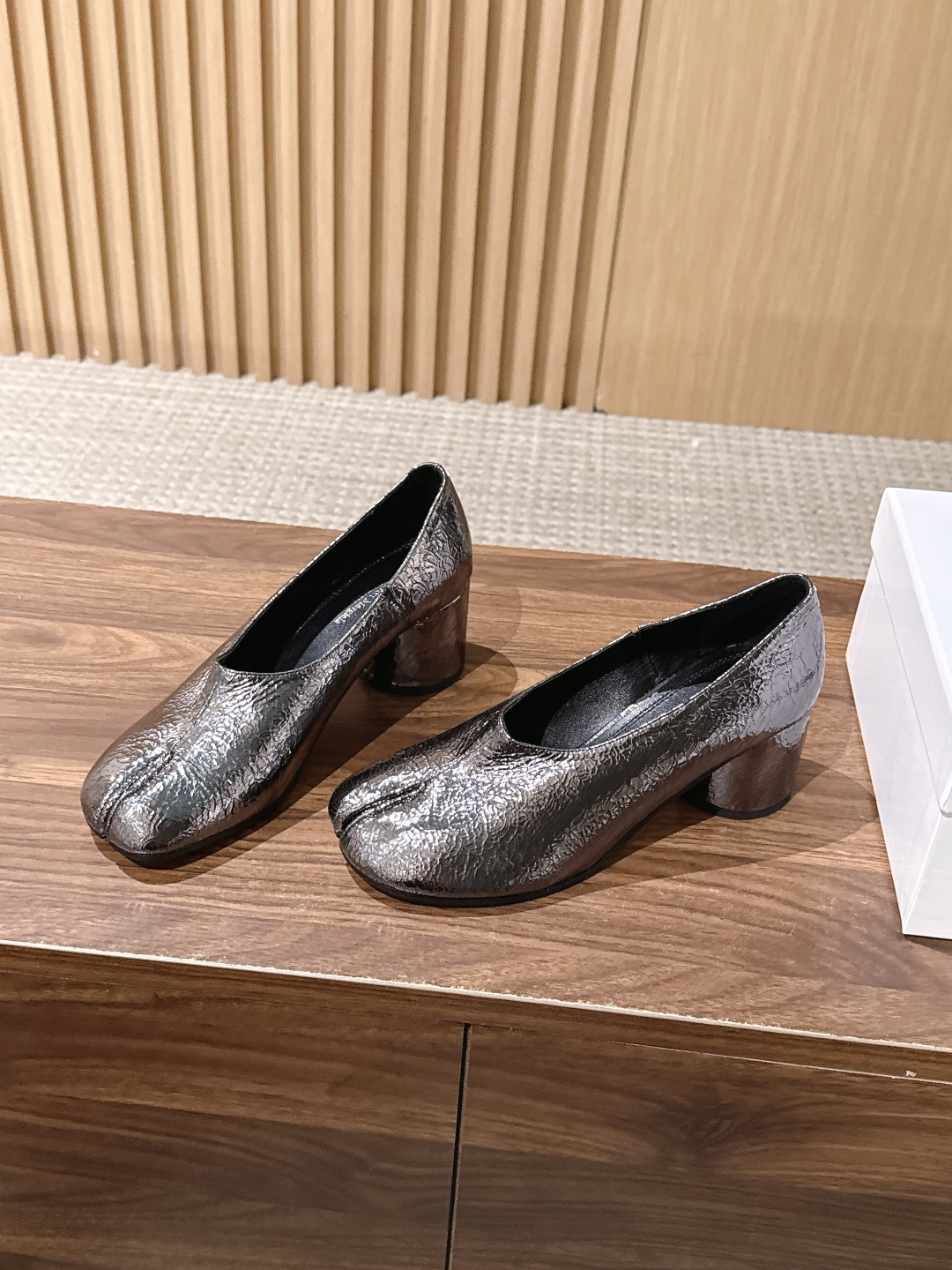 【莞产】Maison Margiela MM6 马吉拉Tabi粗跟分趾鞋 Maison Margiela秉持解构主义设计 【莞产】Maison Margiela MM6 马吉拉Tabi粗跟分趾鞋 Maison Margiela秉持解构主义设计