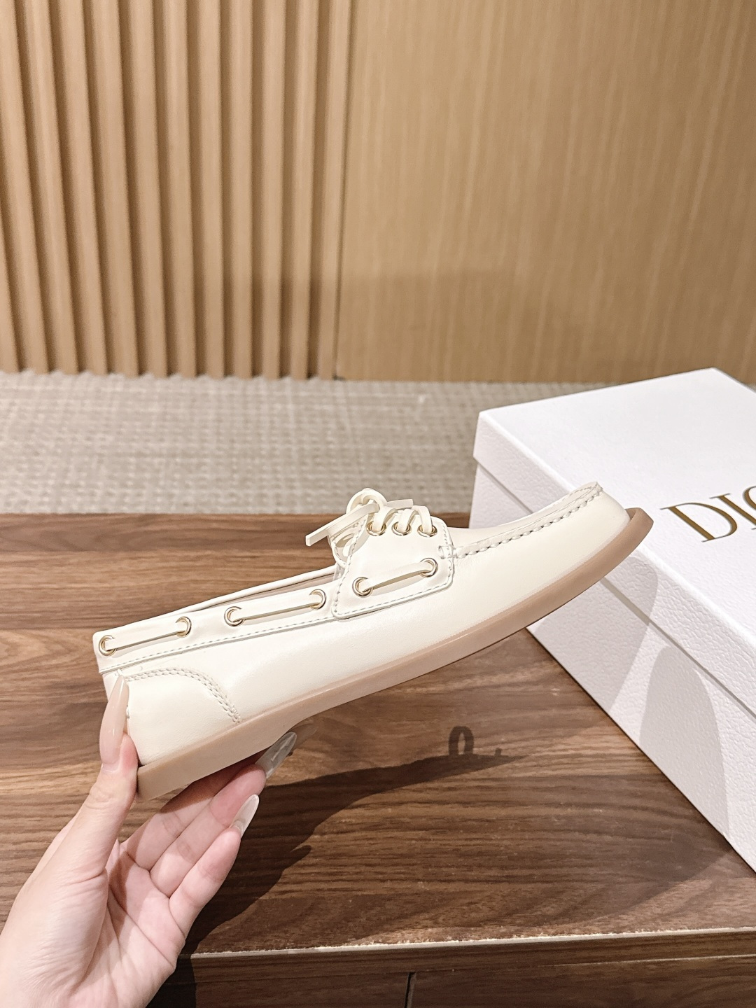 【莞产】Dior 迪奥 经典莫卡辛系带帆船鞋 Dior 迪奥经典鞋履系列以精致细节重塑休闲鞋履,兼顾高级时装感与日常实穿 【莞产】Dior 迪奥 经典莫卡辛系带帆船鞋 Dior 迪奥经典鞋履系列以精致细节重塑休闲鞋履,兼顾高级时装感与日常实穿