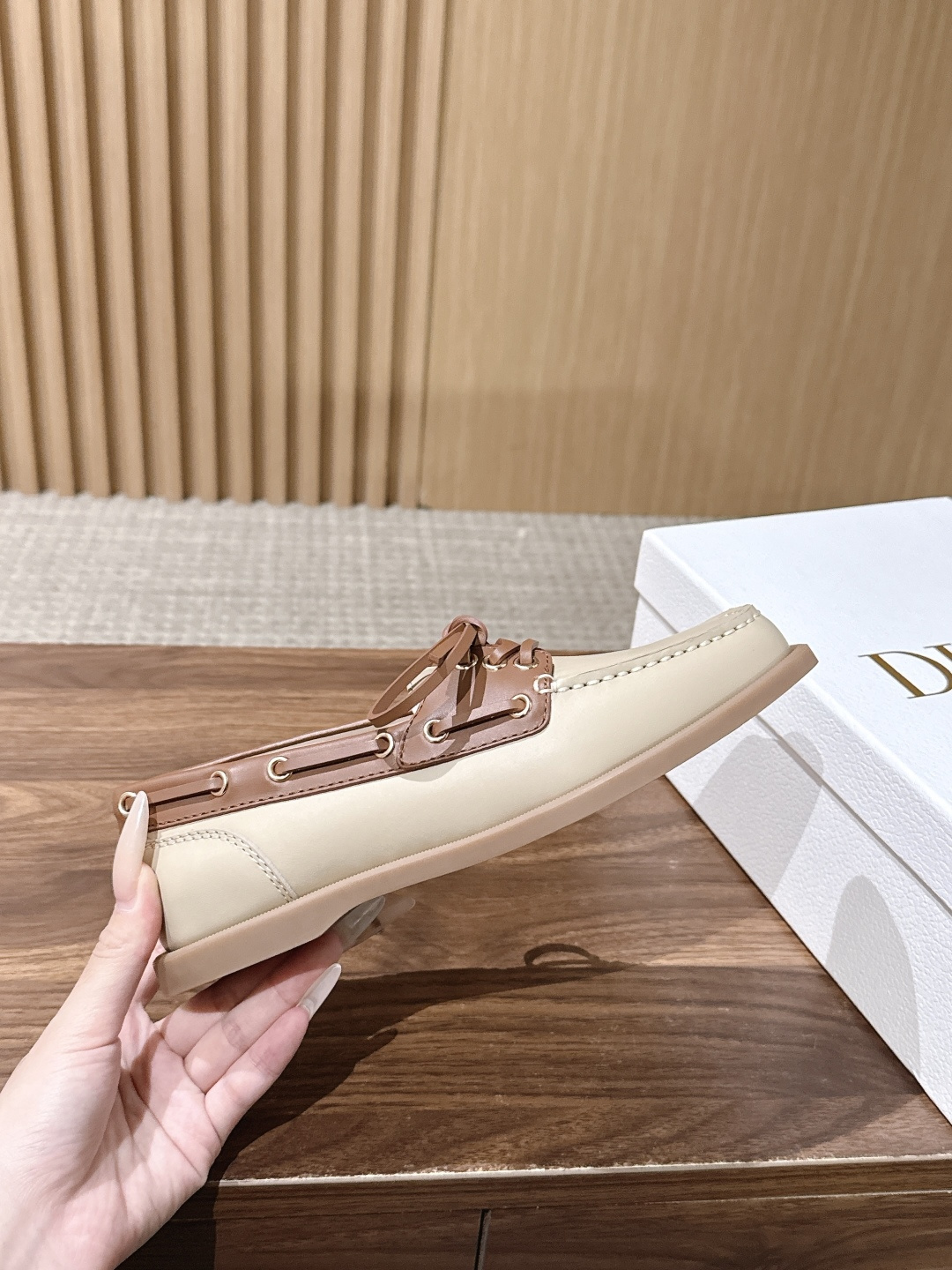 【莞产】Dior 迪奥 经典莫卡辛系带帆船鞋 Dior 迪奥经典鞋履系列以精致细节重塑休闲鞋履,兼顾高级时装感与日常实穿 【莞产】Dior 迪奥 经典莫卡辛系带帆船鞋 Dior 迪奥经典鞋履系列以精致细节重塑休闲鞋履,兼顾高级时装感与日常实穿