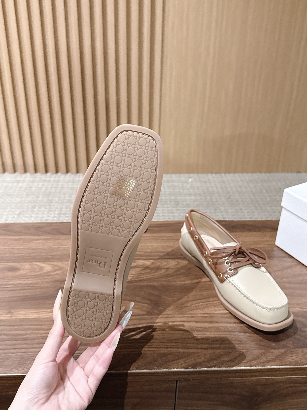 【莞产】Dior 迪奥 经典莫卡辛系带帆船鞋 Dior 迪奥经典鞋履系列以精致细节重塑休闲鞋履,兼顾高级时装感与日常实穿 【莞产】Dior 迪奥 经典莫卡辛系带帆船鞋 Dior 迪奥经典鞋履系列以精致细节重塑休闲鞋履,兼顾高级时装感与日常实穿