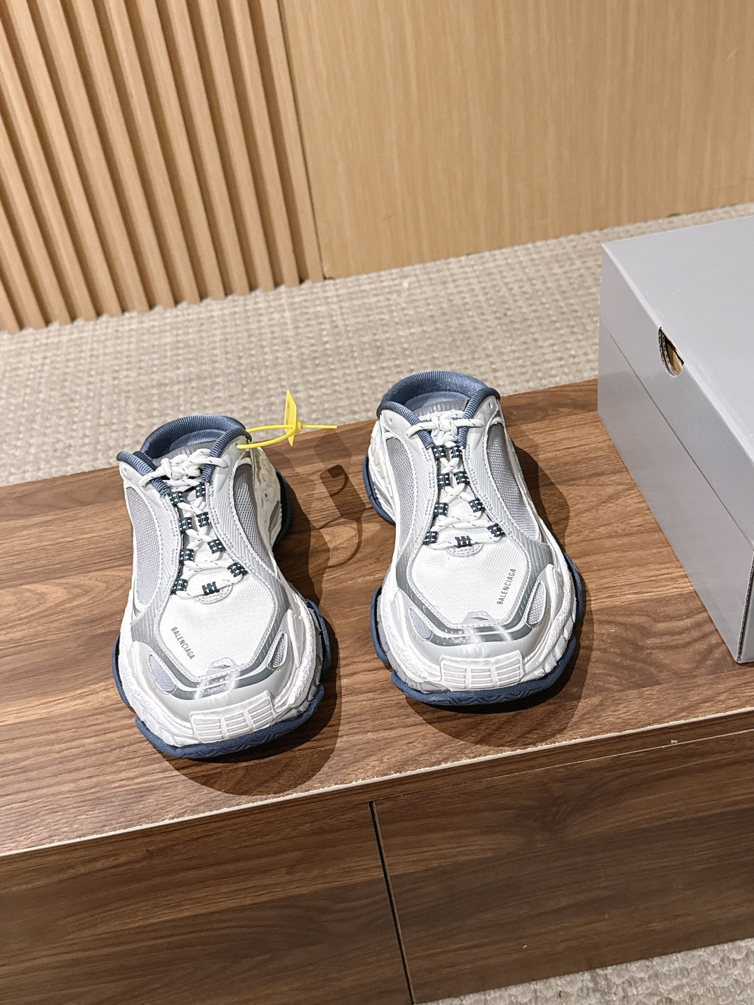 【顶级】Balenciaga Triple S.2 Gradient独有的松弛先锋感 这双鞋把复古做旧和未来感老爹鞋玩明