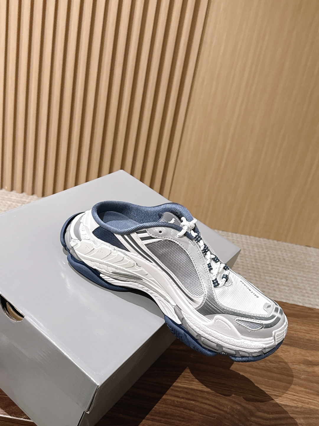 【顶级】Balenciaga Triple S.2 Gradient独有的松弛先锋感 这双鞋把复古做旧和未来感老爹鞋玩明 【顶级】Balenciaga Triple S.2 Gradient独有的松弛先锋感 这双鞋把复古做旧和未来感老爹鞋玩明