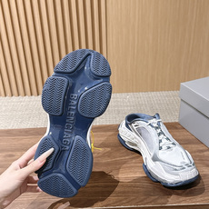 【顶级】Balenciaga Triple S.2 Gradient独有的松弛先锋感 这双鞋把复古做旧和未来感老爹鞋玩明 【顶级】Balenciaga Triple S.2 Gradient独有的松弛先锋感 这双鞋把复古做旧和未来感老爹鞋玩明