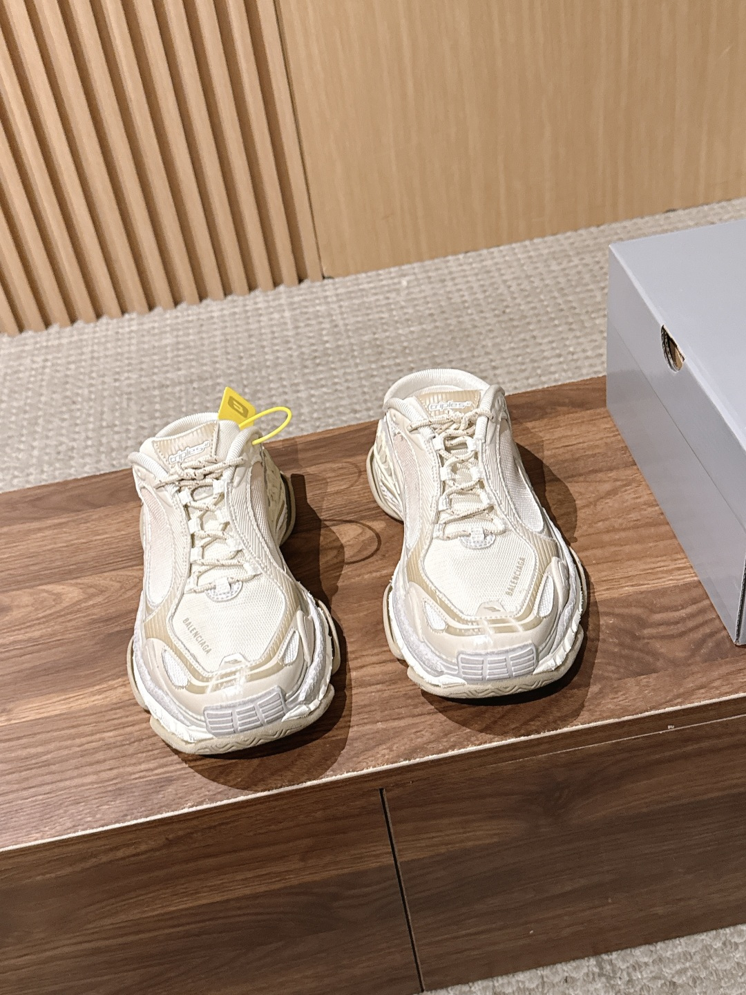 【顶级】Balenciaga Triple S.2 Gradient独有的松弛先锋感 这双鞋把复古做旧和未来感老爹鞋玩明
