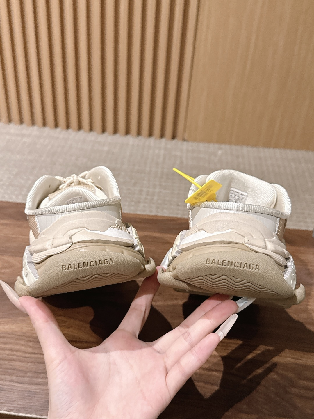 【顶级】Balenciaga Triple S.2 Gradient独有的松弛先锋感 这双鞋把复古做旧和未来感老爹鞋玩明 【顶级】Balenciaga Triple S.2 Gradient独有的松弛先锋感 这双鞋把复古做旧和未来感老爹鞋玩明