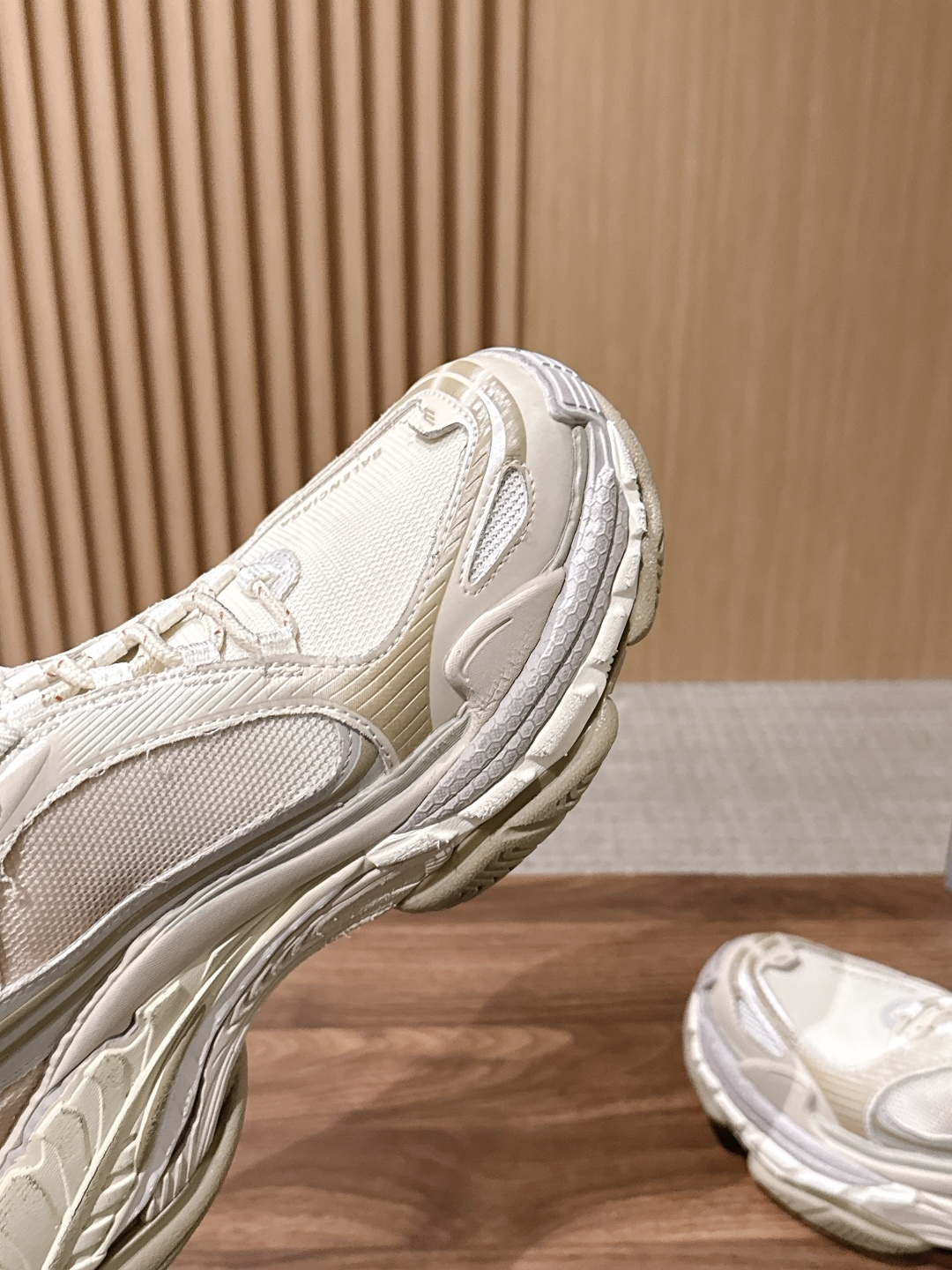 【顶级】Balenciaga Triple S.2 Gradient独有的松弛先锋感 这双鞋把复古做旧和未来感老爹鞋玩明 【顶级】Balenciaga Triple S.2 Gradient独有的松弛先锋感 这双鞋把复古做旧和未来感老爹鞋玩明