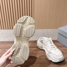 【顶级】Balenciaga Triple S.2 Gradient独有的松弛先锋感 这双鞋把复古做旧和未来感老爹鞋玩明 【顶级】Balenciaga Triple S.2 Gradient独有的松弛先锋感 这双鞋把复古做旧和未来感老爹鞋玩明