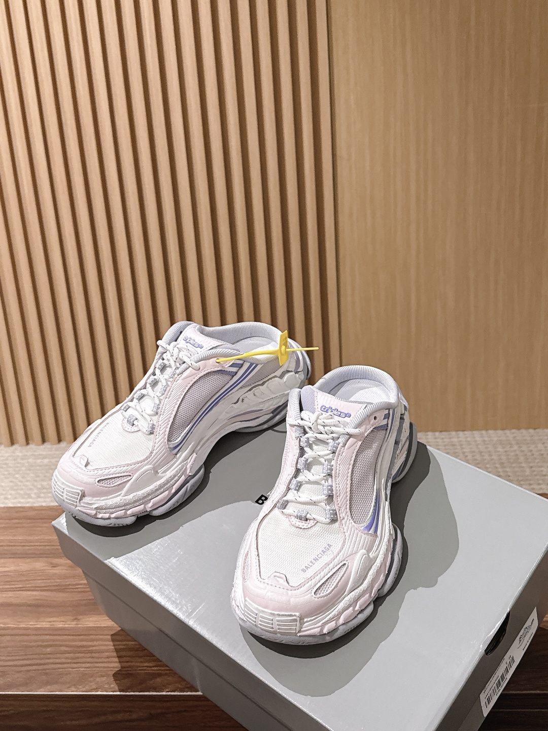【顶级】Balenciaga Triple S.2 Gradient独有的松弛先锋感 这双鞋把复古做旧和未来感老爹鞋玩明 【顶级】Balenciaga Triple S.2 Gradient独有的松弛先锋感 这双鞋把复古做旧和未来感老爹鞋玩明