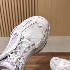 【顶级】Balenciaga Triple S.2 Gradient独有的松弛先锋感 这双鞋把复古做旧和未来感老爹鞋玩明 【顶级】Balenciaga Triple S.2 Gradient独有的松弛先锋感 这双鞋把复古做旧和未来感老爹鞋玩明