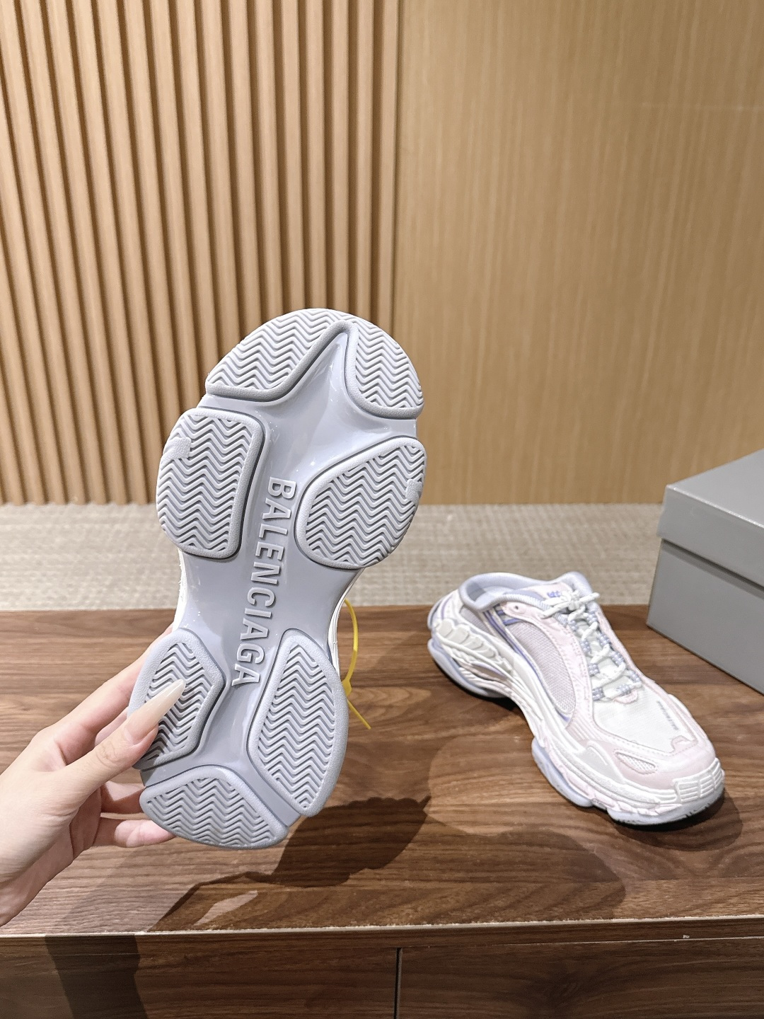 【顶级】Balenciaga Triple S.2 Gradient独有的松弛先锋感 这双鞋把复古做旧和未来感老爹鞋玩明 【顶级】Balenciaga Triple S.2 Gradient独有的松弛先锋感 这双鞋把复古做旧和未来感老爹鞋玩明
