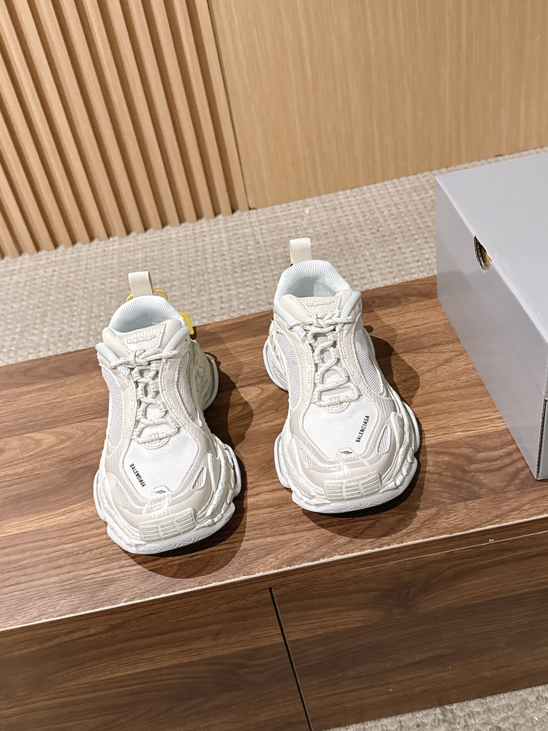 【顶级】Balenciaga Triple S.2 Gradient独有的松弛先锋感 这双鞋把复古做旧和未来感老爹鞋玩明