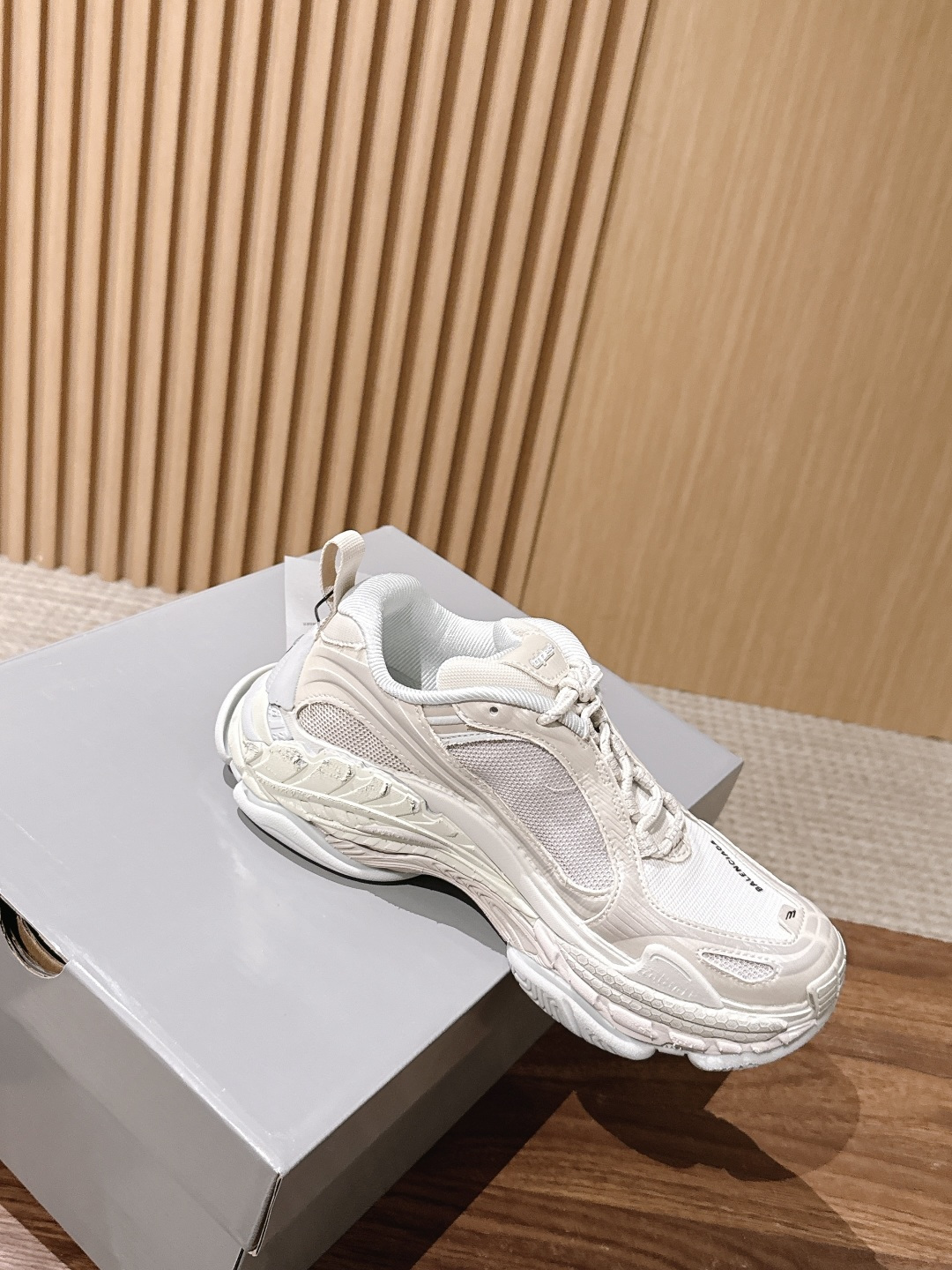 【顶级】Balenciaga Triple S.2 Gradient独有的松弛先锋感 这双鞋把复古做旧和未来感老爹鞋玩明