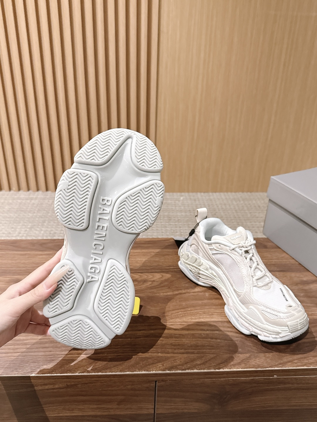 【顶级】Balenciaga Triple S.2 Gradient独有的松弛先锋感 这双鞋把复古做旧和未来感老爹鞋玩明