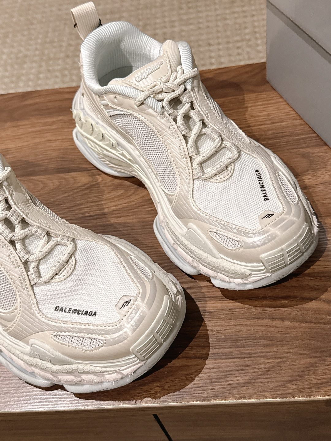 【顶级】Balenciaga Triple S.2 Gradient独有的松弛先锋感 这双鞋把复古做旧和未来感老爹鞋玩明