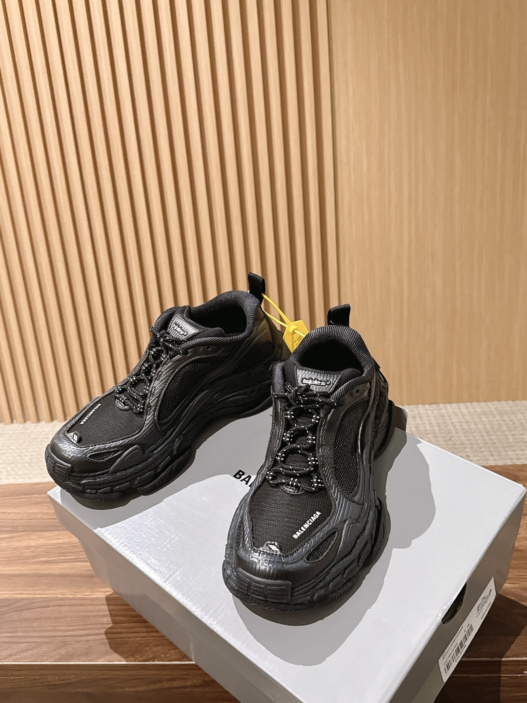 【顶级】Balenciaga Triple S.2 Gradient独有的松弛先锋感 这双鞋把复古做旧和未来感老爹鞋玩明