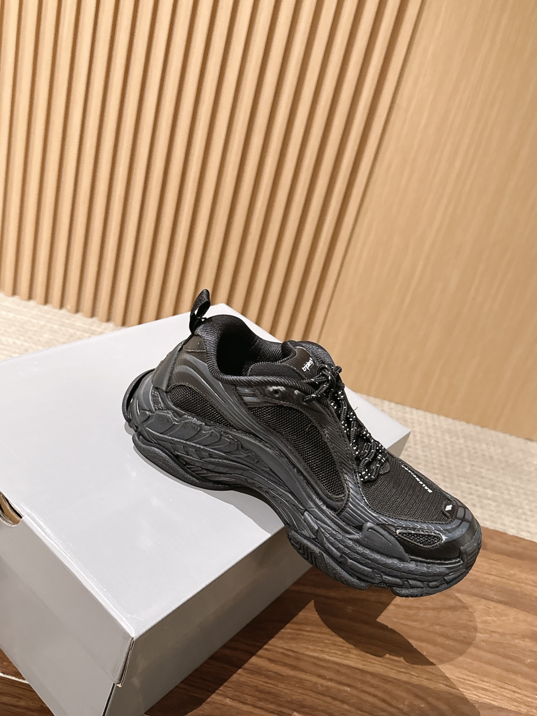 【顶级】Balenciaga Triple S.2 Gradient独有的松弛先锋感 这双鞋把复古做旧和未来感老爹鞋玩明