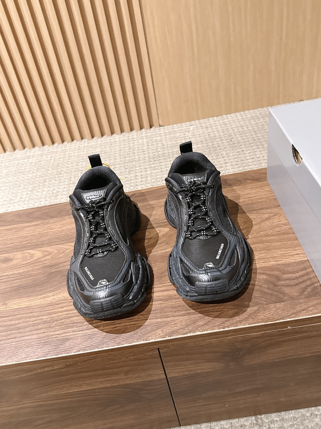【顶级】Balenciaga Triple S.2 Gradient独有的松弛先锋感 这双鞋把复古做旧和未来感老爹鞋玩明