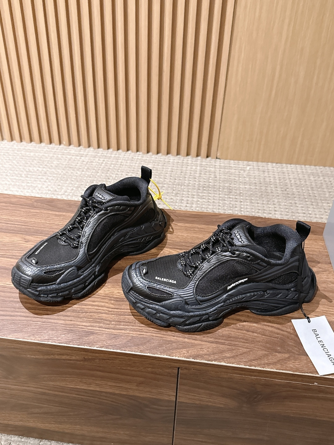 【顶级】Balenciaga Triple S.2 Gradient独有的松弛先锋感 这双鞋把复古做旧和未来感老爹鞋玩明