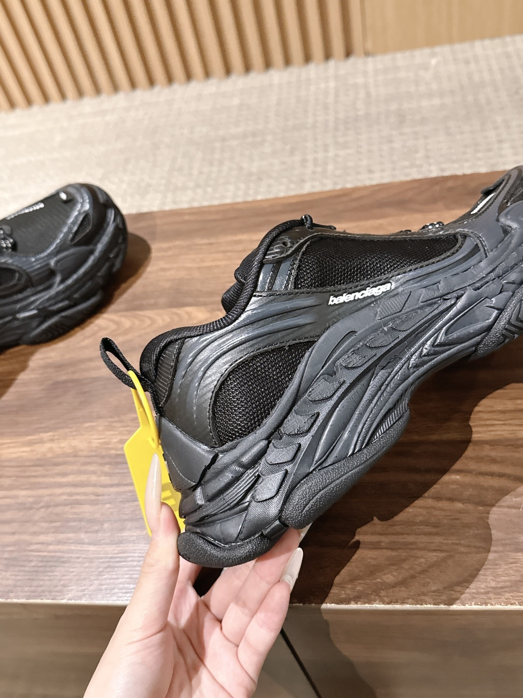 【顶级】Balenciaga Triple S.2 Gradient独有的松弛先锋感 这双鞋把复古做旧和未来感老爹鞋玩明