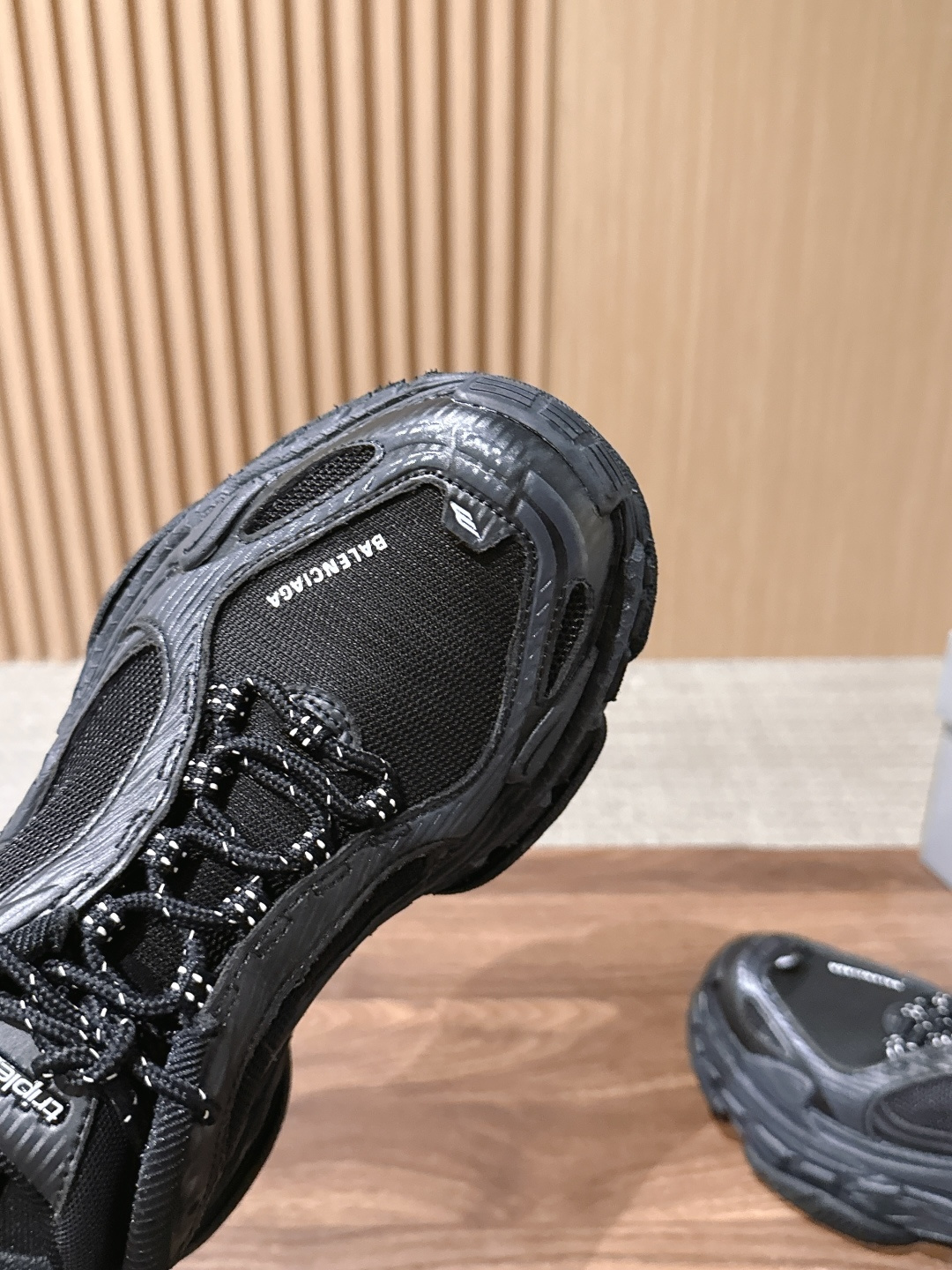 【顶级】Balenciaga Triple S.2 Gradient独有的松弛先锋感 这双鞋把复古做旧和未来感老爹鞋玩明
