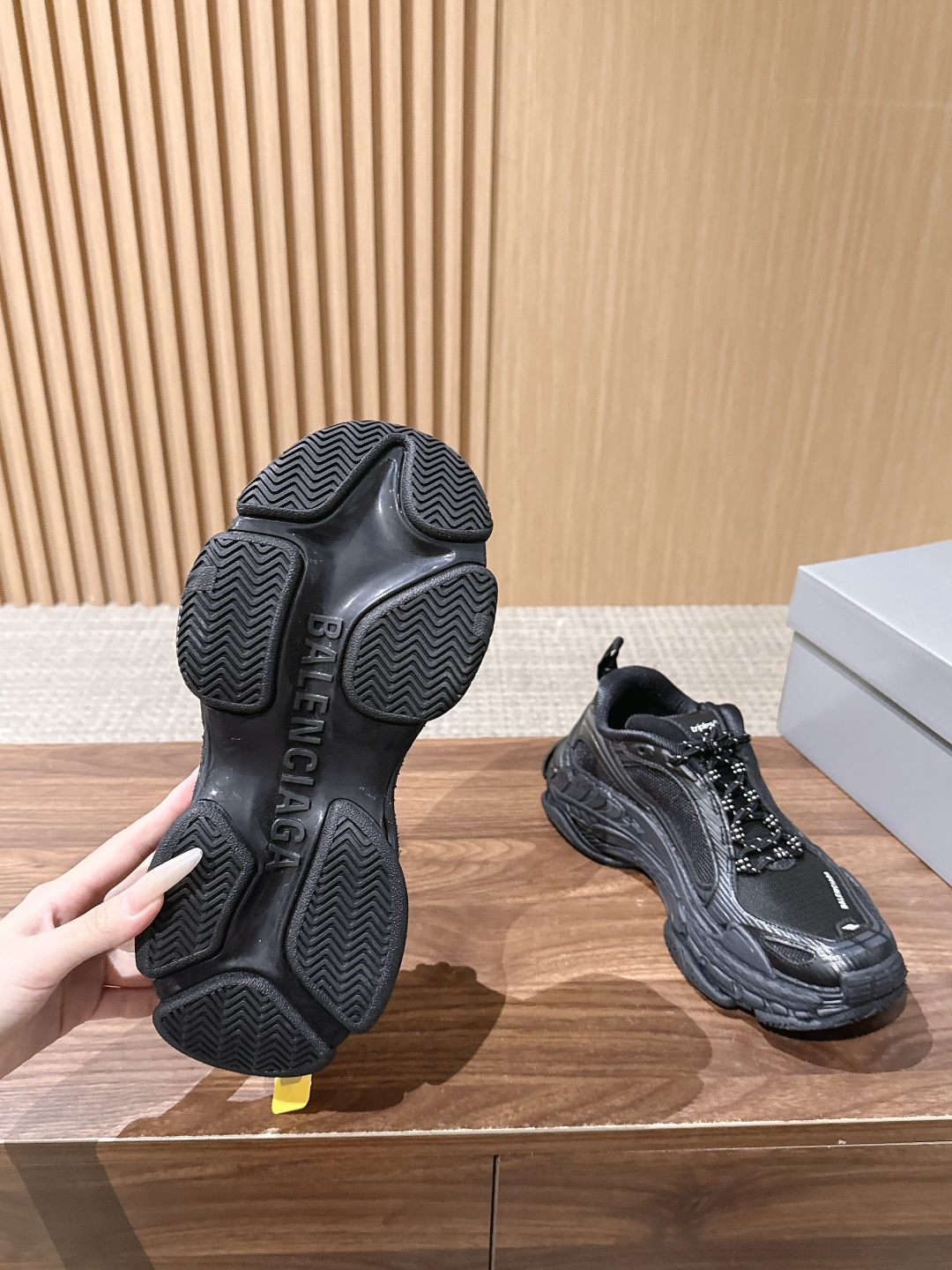 【顶级】Balenciaga Triple S.2 Gradient独有的松弛先锋感 这双鞋把复古做旧和未来感老爹鞋玩明