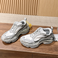 【顶级】Balenciaga Triple S.2 Gradient独有的松弛先锋感 这双鞋把复古做旧和未来感老爹鞋玩明 【顶级】Balenciaga Triple S.2 Gradient独有的松弛先锋感 这双鞋把复古做旧和未来感老爹鞋玩明